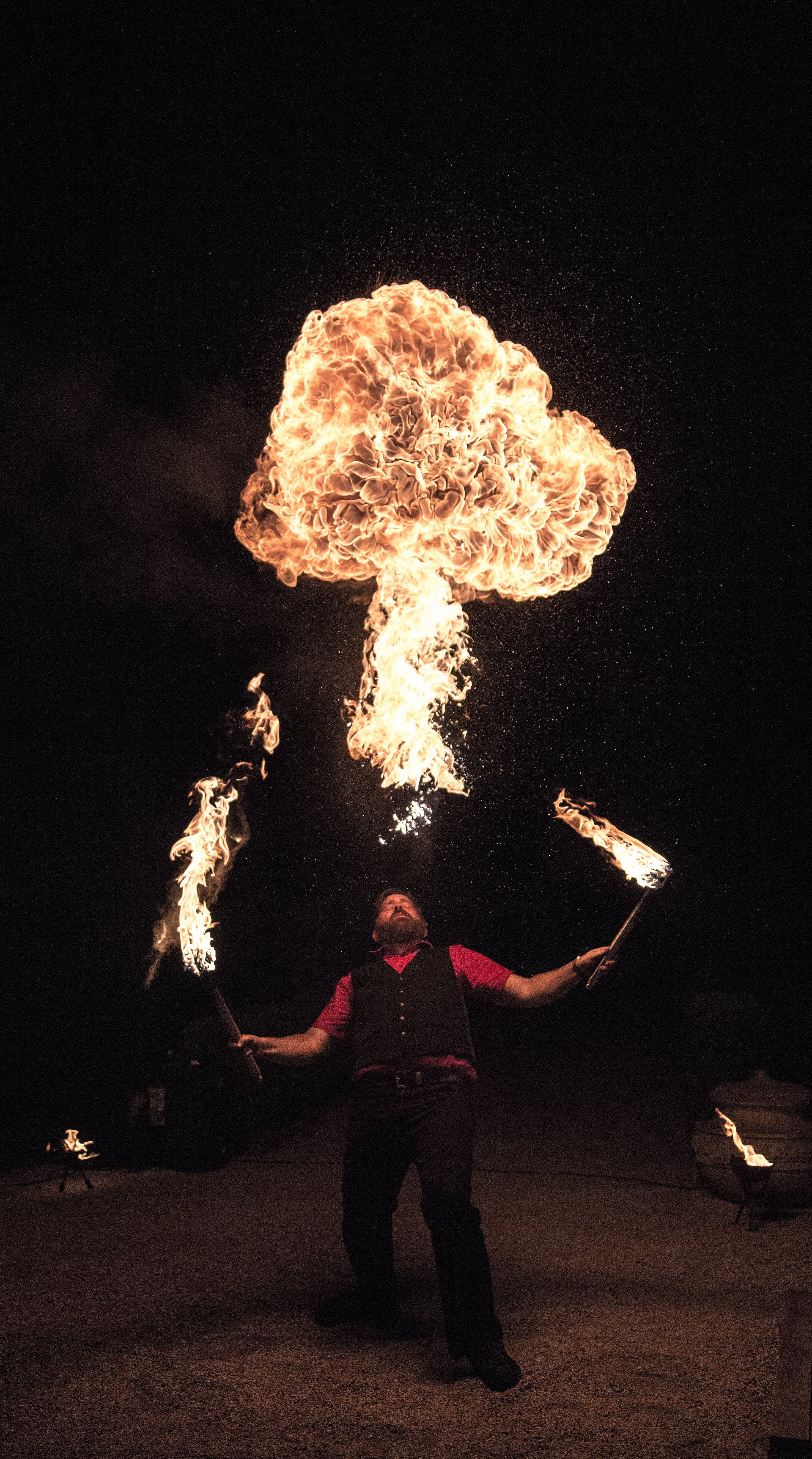 Feuerkünstler mit Feuerstab