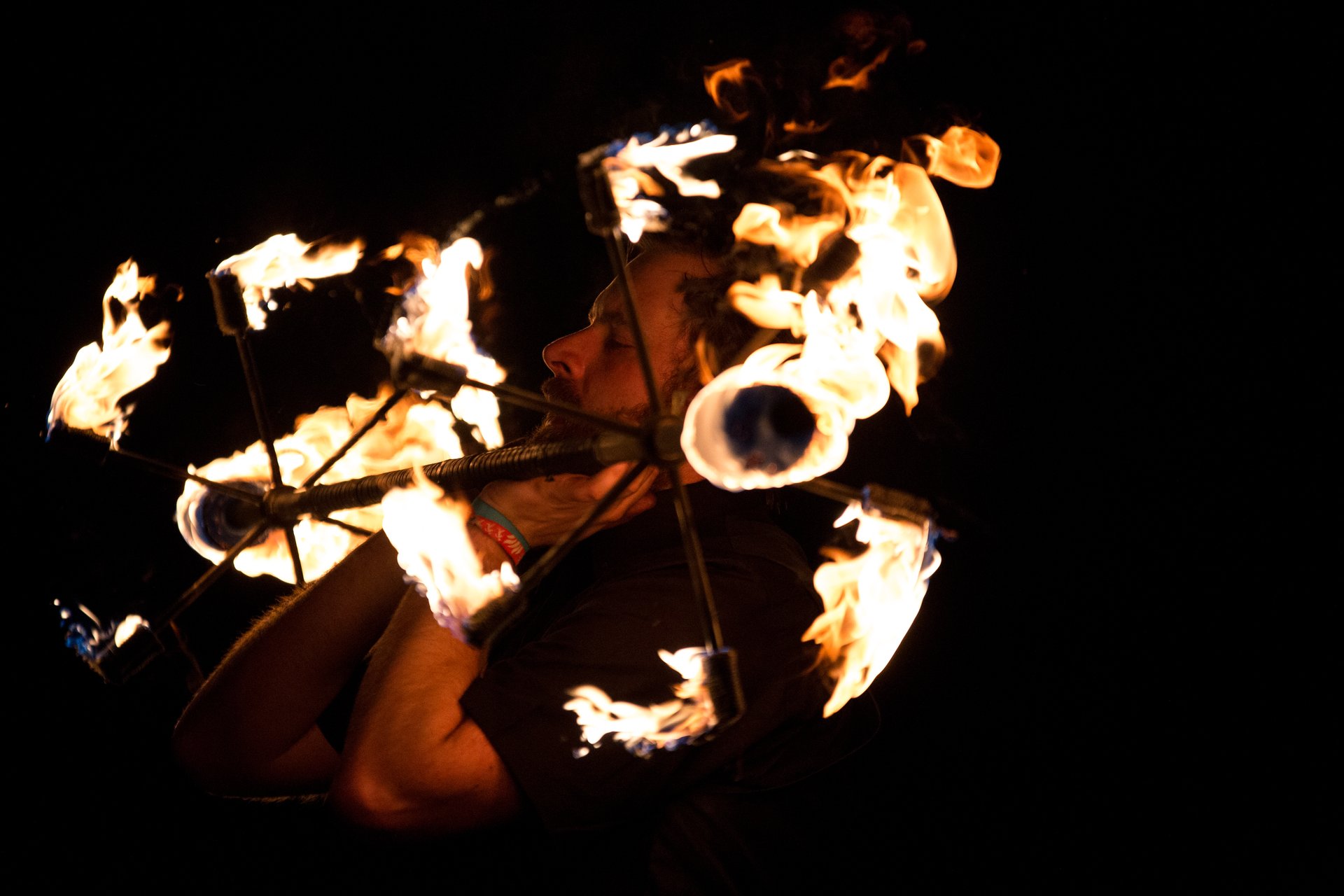 Feuershow in der Nacht
