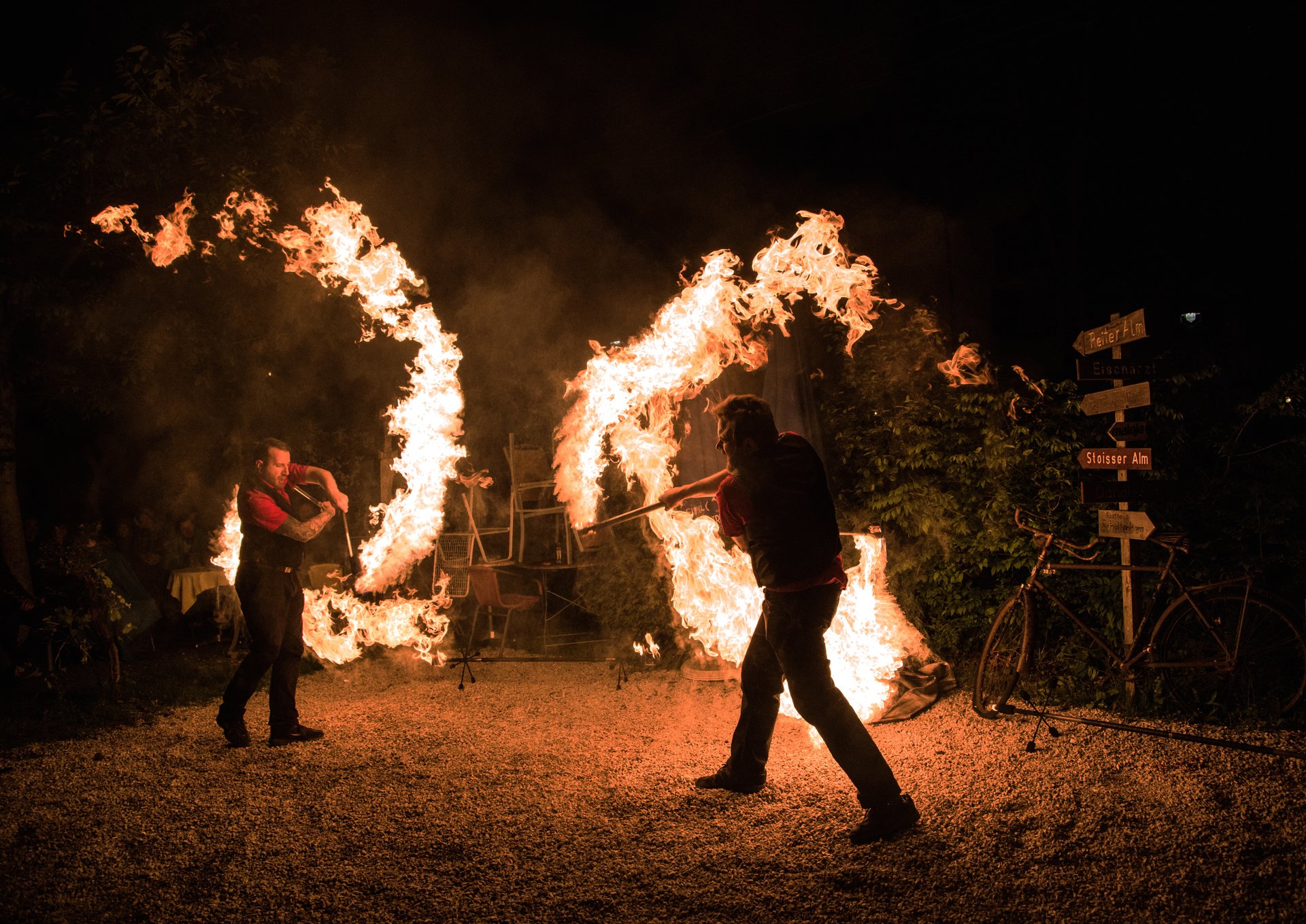 Feuershow mit Feuerpeitschen