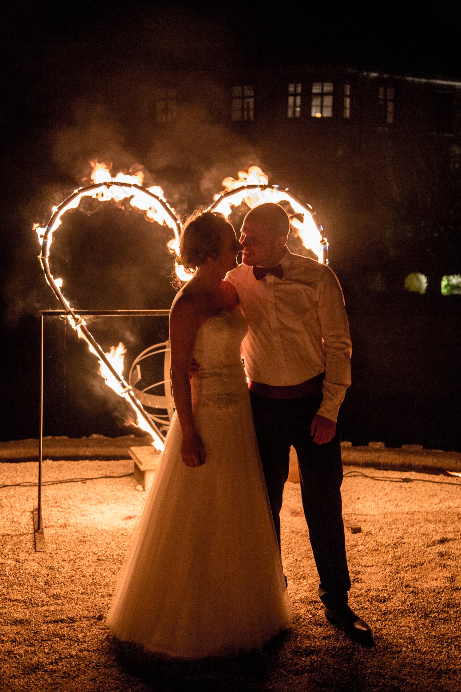 Romantische Feuershow bei einer Hochzeit